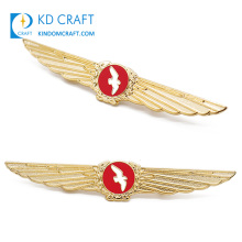 Производитель в китае индивидуальные металлические тисненые логотипы с эмалью в форме крыльев в форме позолоченных значков авиакомпаний для продажи